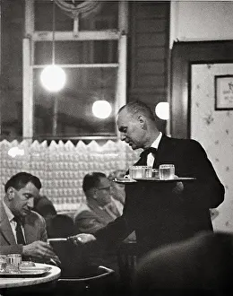 Hawelka: Waiter in Cafe Hawelka in Vienna