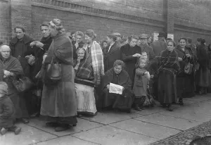 Nutrition: Waiting in line in Germany during WWI, 1916