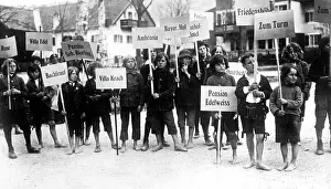 Expected: Waiting for tourists, around 1900