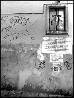 Grafitti: Wall with grafitti and Icon Italy