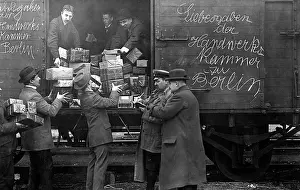 Parcel: War donations are sent away, 1914