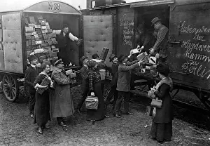 Parcel: War donations are sent away, 1914