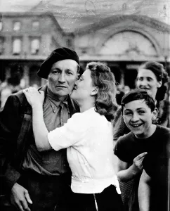 Compulsory: War returnees in Paris, 1941