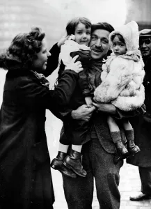 Compulsory: War returnees in Paris, 1943