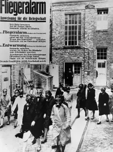 Auer: Warning notice in case of air raids, undated picture
