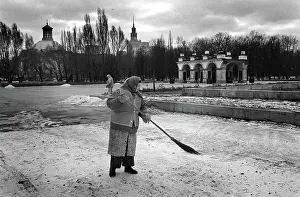 Brushing: Warsaw street sweeper, winter