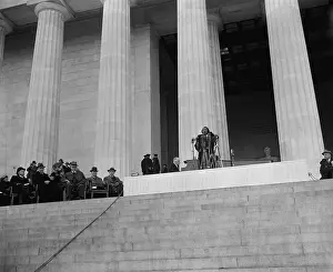 Contralto: Washington's prominent figures(left) listen to
