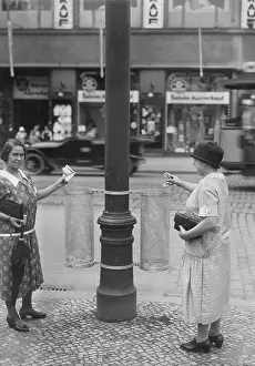 Lamppost: Wastebaskets on Halleschen Tor in Berlin, 1925