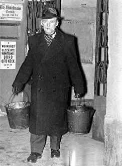 Pails: Water shortage in Vienna 1971