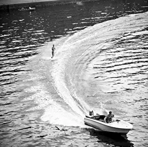Negotiates: Water skiing - Vltava River - motor boat