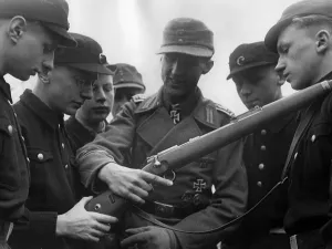 Grossdeutschland: Weapons training in a HJ military training camp, 1944