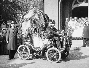 Marry: Wedding couple on motorcars, around 1900