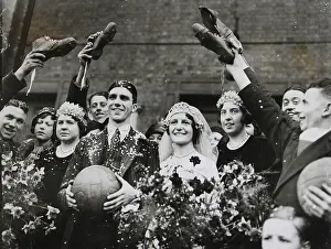 Smiley: Wedding customs - An espalier of friends
