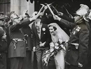 Bridegrooms: Wedding customs - A guard of honor of