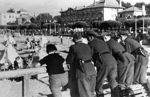 Bustle: Wehrmacht soldiers in Arcachon, 1940