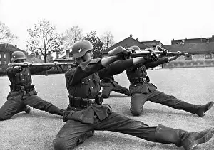 Karabiner: Wehrmacht soldiers practicing on the barrack yard