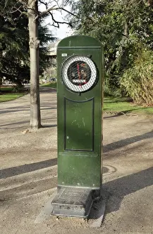 Personne: Weighing machine, Jardin du Luxembourg, Paris, France