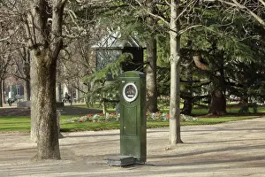 Personne: Weighing machine, Jardin du Luxembourg, Paris, France