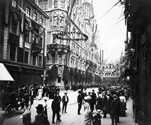 Lively: The Weinstrasse in Munich, 1900