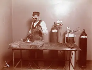 Blaugas: Welder welding
