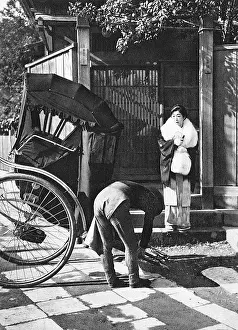 Bowing: Well-known Japanese actress about to a take a rickshaw