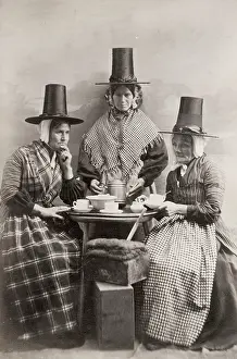 Rarely: The Welsh hat, Het Gymreig, similar to a top hat