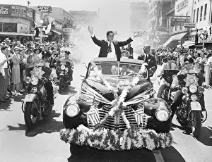 1396: Wendell Willkie accepts the applause of the crowd