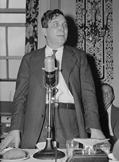 Wendall: Wendell Willkie addressing the National Press