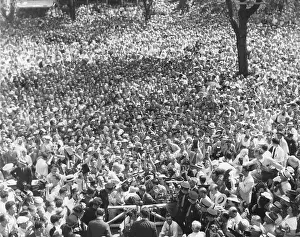 1406: Wendell Willkie, make a campaign speech to thousands