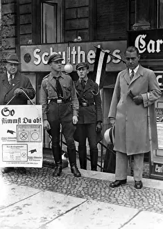 Beumelburg: Werner Beumelburg in front of a polling station, 1933
