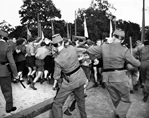 Capitalists: West Berlin Police attempt to control demonstrating ?