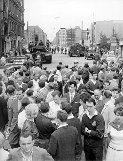 Berlins: West Berlins at Sunday stroll at the Berlin Wall