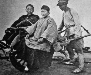 Unpleasant: Wheelbarrow transport, China