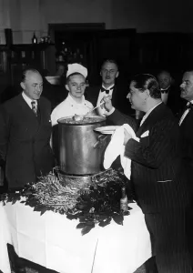 Restaurants: WHW stew in a Berlin restaurant, 1934