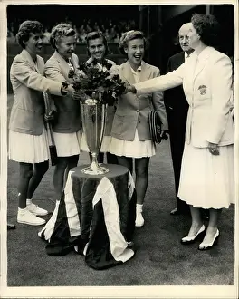 Wightman: Wightman Cup Team with trophy at Wimbledon