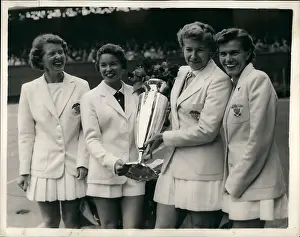 Wightman: Wightman Cup Team with trophy at Wimbledon