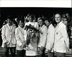 Wightman: Wightman Cup Team with trophy at Wimbledon