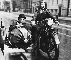 Didn T: Wilhelm Bendow in a sidecar, 1930