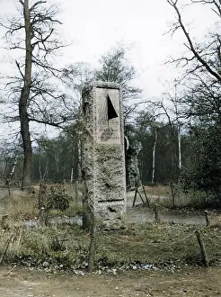 Willett: WILLETT SUNDIAL MEMORIAL