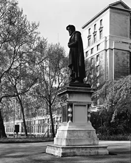 1536: WILLIAM TYNDALE STATUE