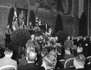 Lectern: Willy Hoppe in the new auditorium of the Berlin University