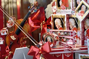 Truffle: Window display with Mozartkugel