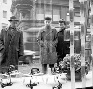 Mucha: Window display - surprise - curiosity