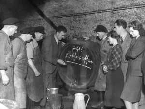 Extinguish: Wine barrel as a fire water container in Mainz, 1941