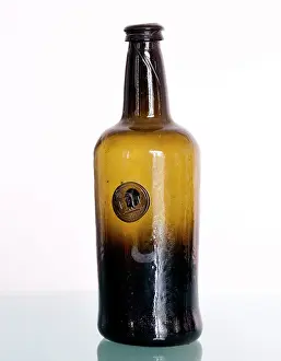 Receptacles: Wine bottle with seal I T