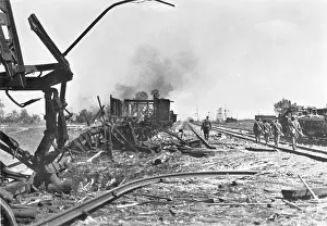 Complicate: During a withdrawal, German soldiers destroyed a train