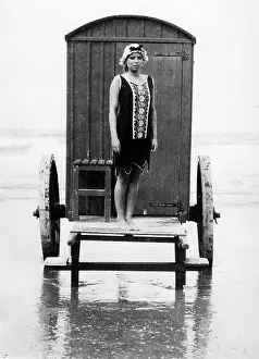 Holidaymaker: Woman in front of a bathing machine on Borkum, 1914