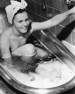 Bathtub: Woman in the bathtub