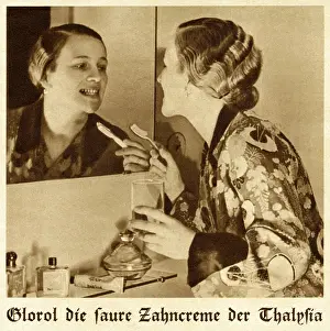 Tartar: Woman brushing teeth