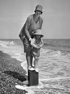 Pebbly: Woman and child at the seaside